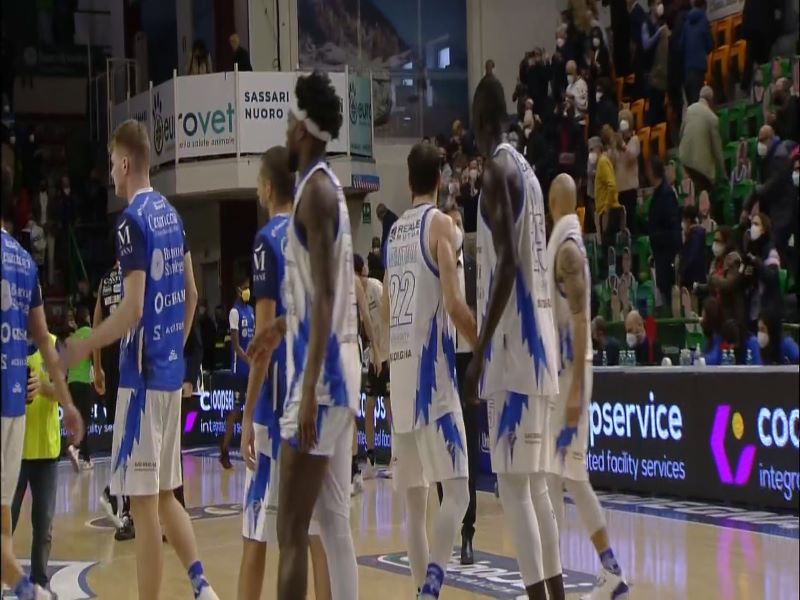 Sassari fa e disfa, ma Robinson nel finale è pazzesco: Trento ko 88-80