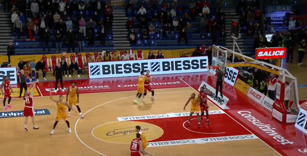 Il buzzer-beater di Olisevicius condanna Pesaro. Reggio Emilia ok 69-72