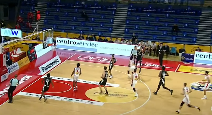 L’Aquila Basket Trento si sblocca e vince a Pesaro 57-71