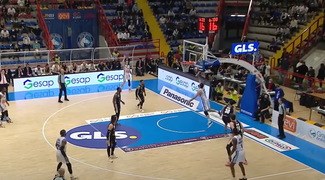 Serie A, il Napoli Basket sorride al PalaBarbuto, superando in volata Derthona 82-79